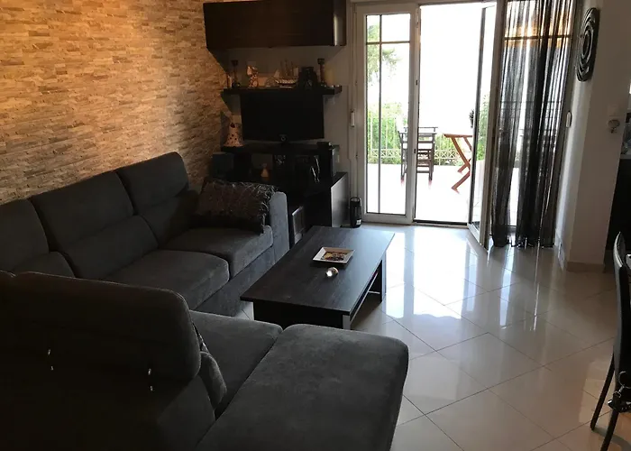 χαλκιδα, σε συγκρότημα με κήπο